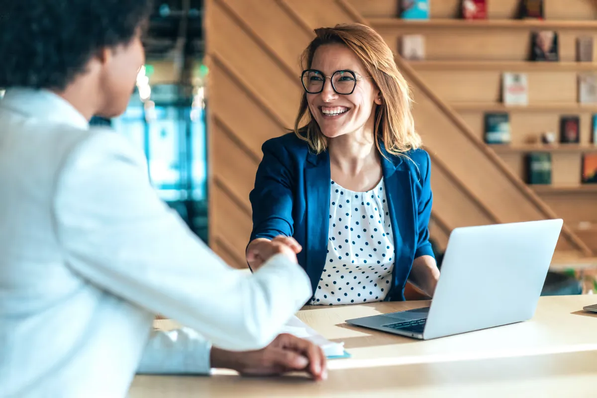 Cliente qui serre la main de sa courtière immobilière