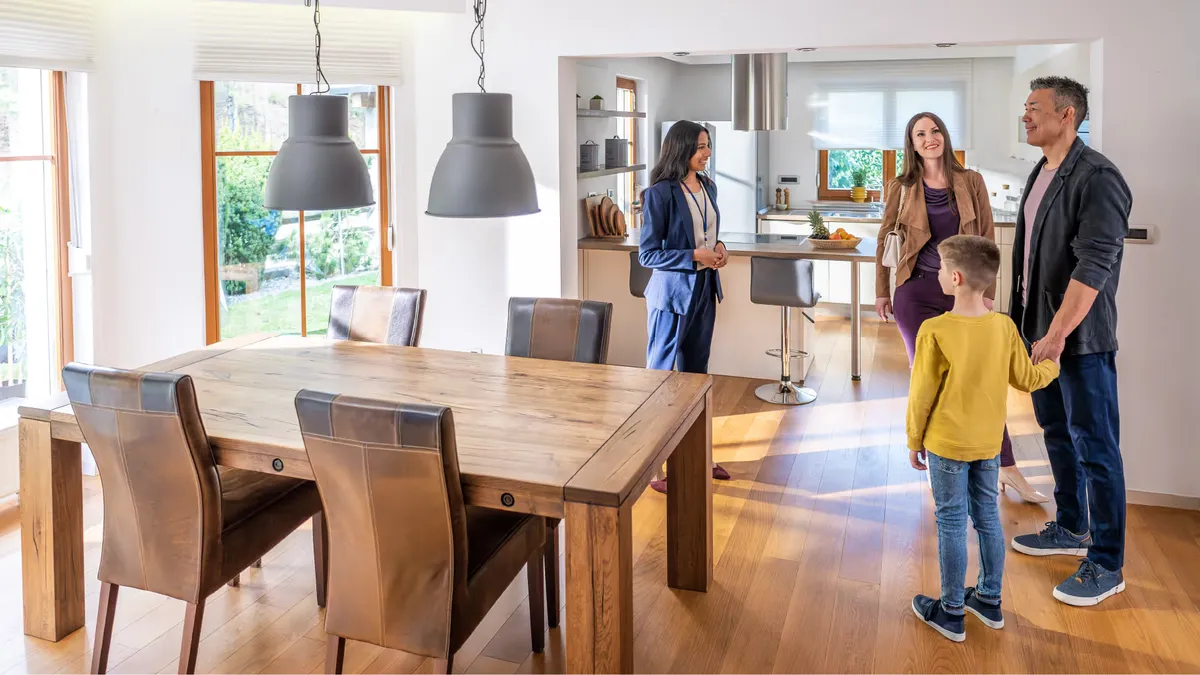 Famille dans sa nouvelle propriété